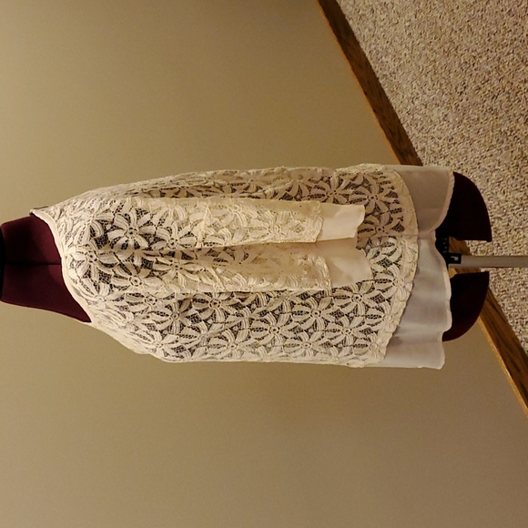 🌸Neiman Marcus🌸 lace, elbow sleeve top - Picture 2 of 7